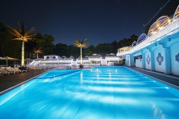 酷暑のエスケープ。真の大人の遊び場、ミッドナイトプールは24時まで営業拡大！