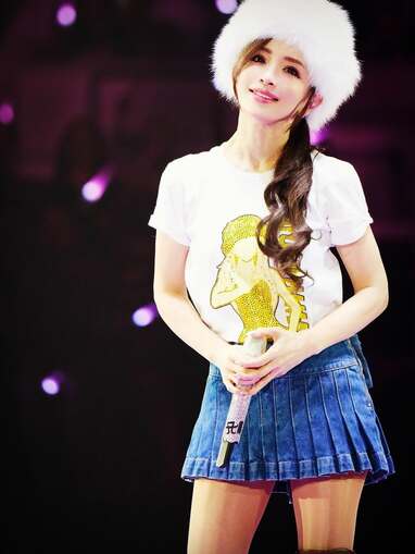 浜崎あゆみ 絶対領域見せミニスカ×ニーハイブーツ姿披露！美スタイル