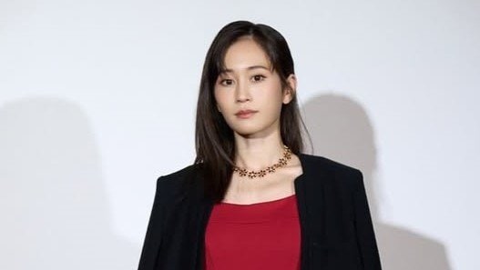 「5枚目の写真が可愛い」前田敦子 鮮やかな赤ワンピース姿を披露！赤と黒のコーデに「抜群に美しい」とファンから絶賛の声
