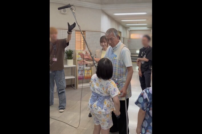 【写真】柳葉敏郎が子役にスタッフの大変さを教える様子を写真で見る