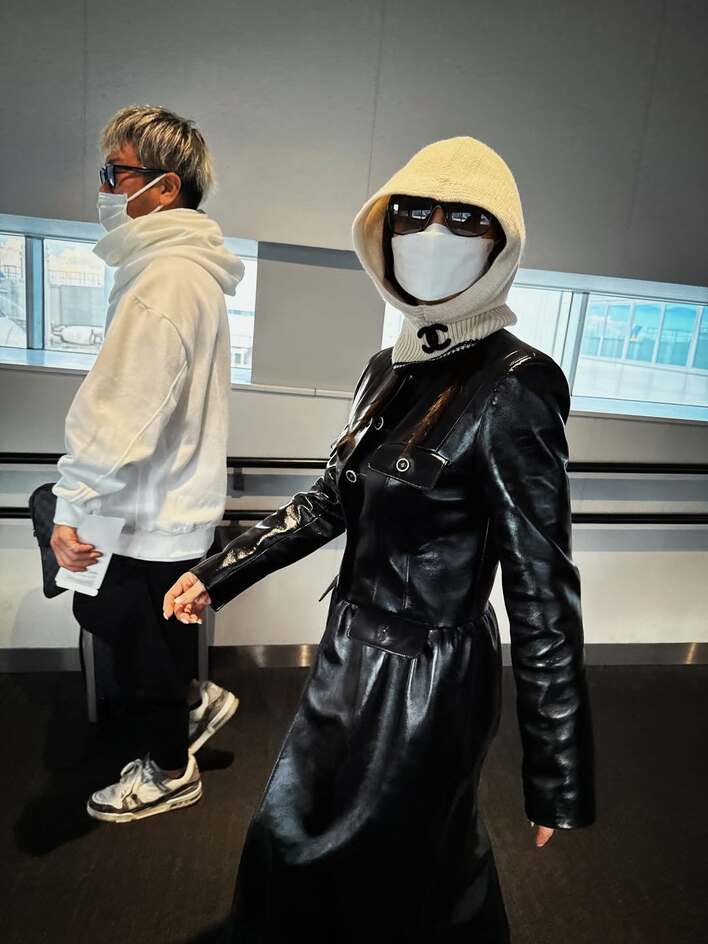 【画像5枚】「微妙に不審者コーデでよき笑」全身隠した“完全装備”姿で空港を移動するも“オーラでバレちゃう”浜崎あゆみを見る