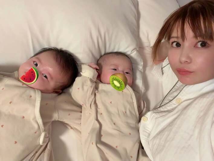 【画像14枚】「羨ましい」中川翔子 “まつげ激長”な生後2ヵ月双子の弟を見る