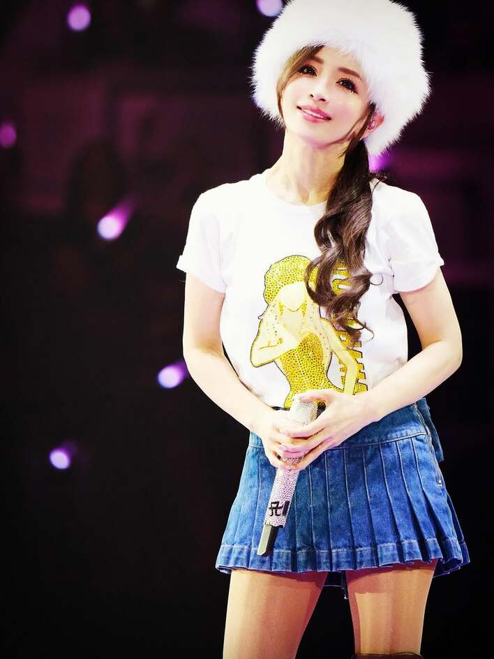 浜崎あゆみ 絶対領域見せミニスカ×ニーハイブーツ姿披露！美スタイル