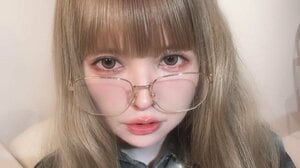 益若つばさ 佐藤ノアと巨大マンゴー手にした初タイフェス満喫ショットを公開！カジュアルな私服姿にファン絶賛「妖精かなんかですか？」「キャップ似合いすぎ」
