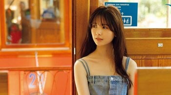 黒ランジェリー姿で“最も大人っぽい表情の1枚”に 乃木坂46・筒井あやめ 夕日が差す中で儚げにたたずむカット公開 1st写真集『感情の隙間』