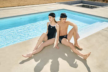 アニエスベー、スイムウェアブランド「アリーナ」との春夏新作コラボレーションをローンチ