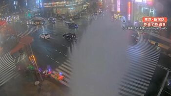 【記録的ゲリラ雷雨】都心の駅も歩道も水浸し…新宿駅前でマンホール吹き飛ぶ「この世の終わりみたいな音が…」