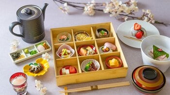 【高輪エリアのプリンスホテル】17種類約210本の桜により春色に染まる日本庭園の特等席で味わう「絶景朝食」や「桜の竹あかりライトアップ」を今年も開催