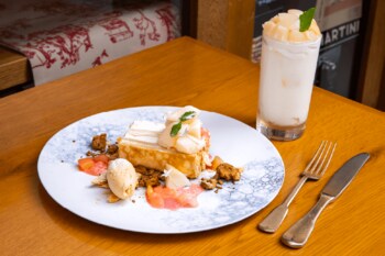 神戸・元町トアウエストにあるクレープとガレットの専門店「CREPE & GALETTE TOOTH TOOTH」にて、桃の香りに包まれる、至福のミルクレープが登場。7月2日（木）より。