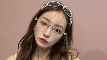 「ウィンク好きです」板野友美 華やかなサングラスのキラキラショットを大放出！「すべて素敵です」などファン悶絶