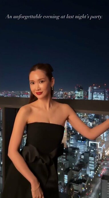 紗栄子 肩からデコルテまで大胆肌見せ！優美な黒ドレスで夜景をバッグ