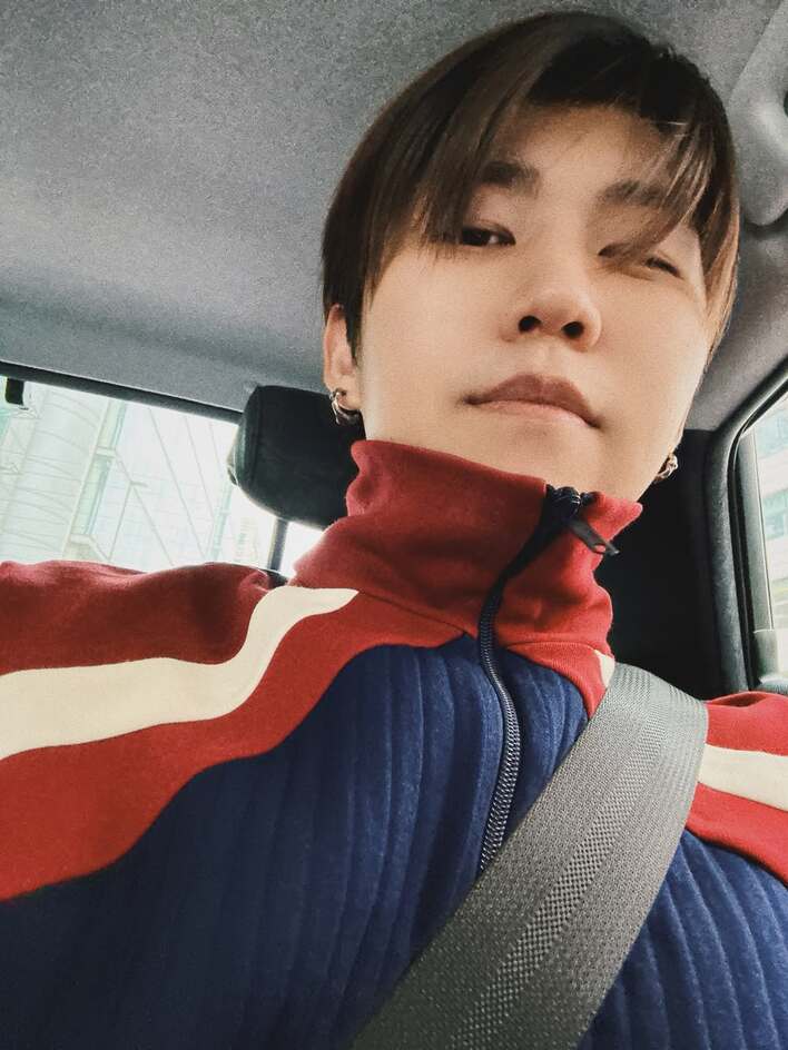 【画像10枚】「目の保養」と胸キュンするファンが続出!ミセス・若井滉斗のイギリスでの“メロい”ウインク姿などのオフショットを見る