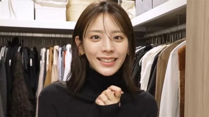 貴島明日香 “ショップ”みたいな新居の広々クローゼット初公開！カスタムした棚にCHANELバッグやアクセサリーを並べた空間に「洗練されてる」