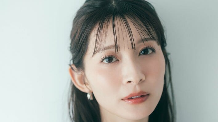 フリーアナ山本里菜、初水着グラビア挑戦の1stフォトブック『りな、です』本人お気に入りの表紙カットがついに解禁