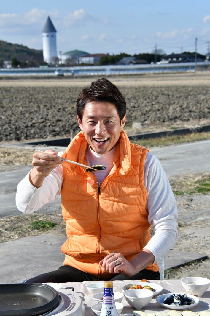 松岡修造 なすを生地に使ったピザを堪能「おいしさもアイディアも言うこと“なす”」