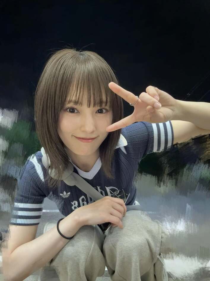 モコ　　山本彩セット 山本彩 おへそチラ見せ×メガネの爽やかカジュアルコーデを披露