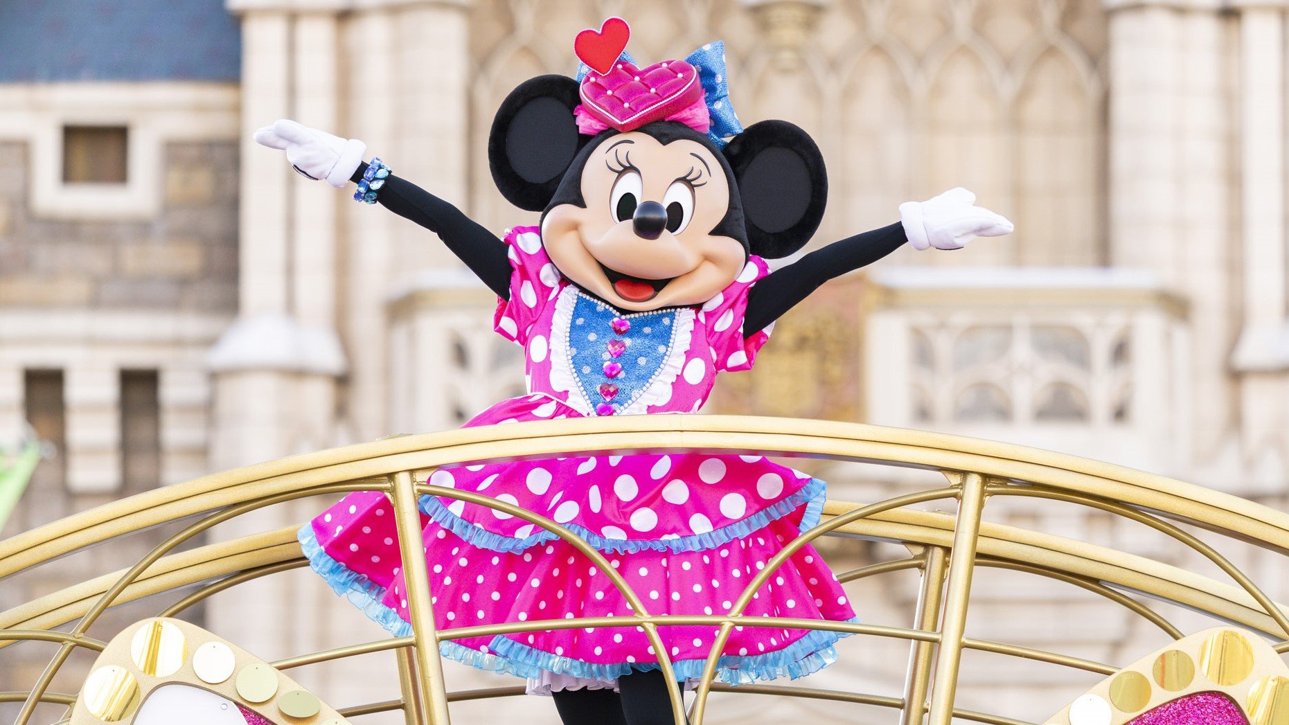 ミニーにメロメロ！ピンクコーデのパレードやハート型フードを実食 ディズニー・パルパルーザ「ミニーのファンダーランド」