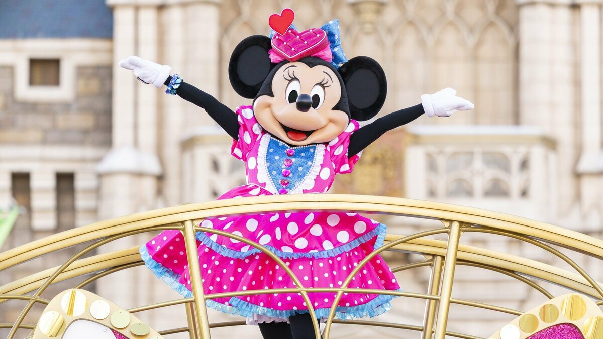 ミニーにメロメロ！ピンクコーデのパレードやハート型フードを実食