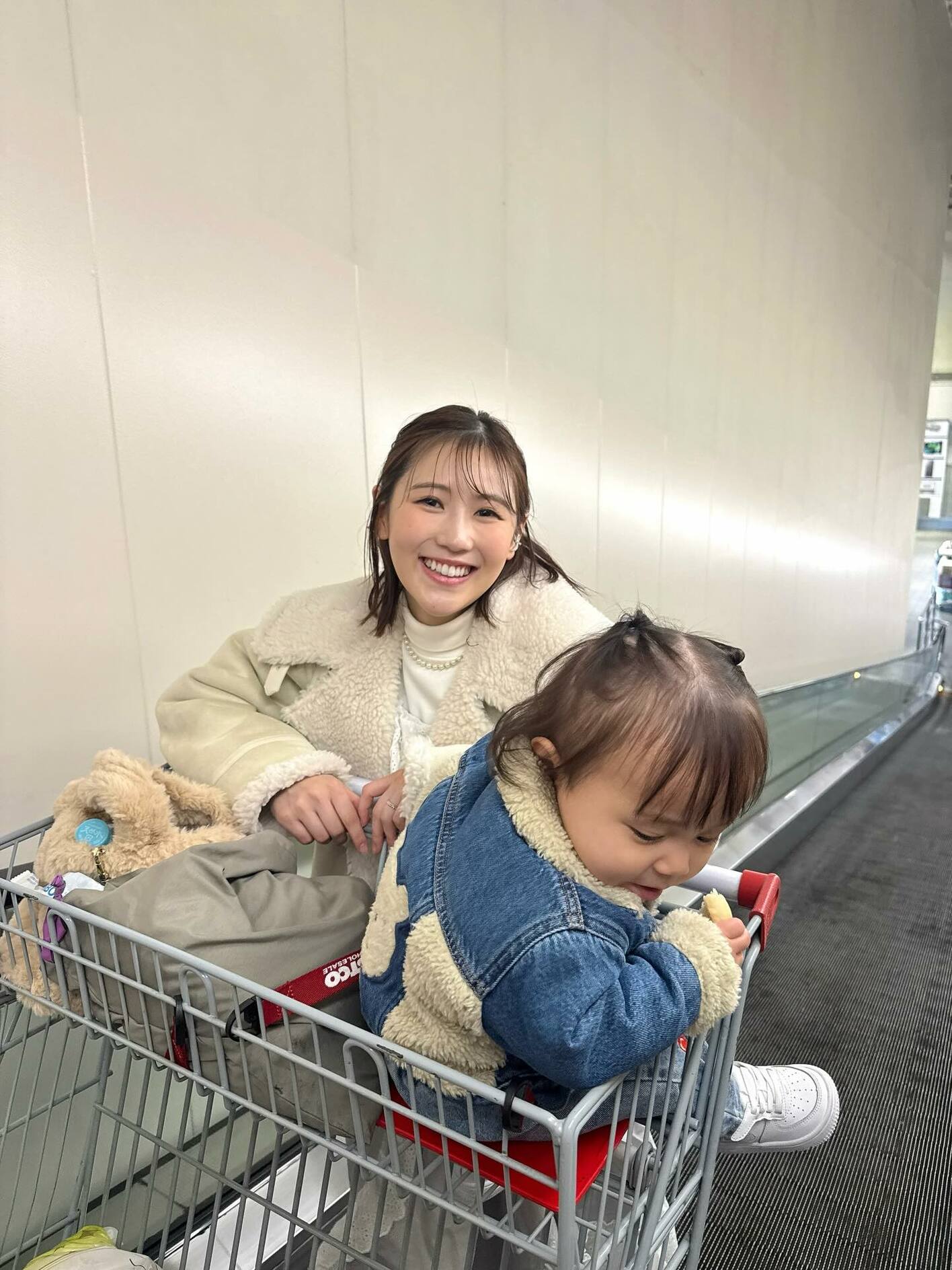 西野未姫 “ママそっくり”な1歳娘とコストコを満喫する姿を公開！大きなカートに乗って興味津々に辺りを見回す様子に「かわいいもんです ...
