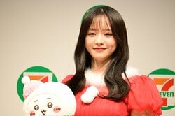 森香澄 サンタコスを披露！ロング丈のフリルがついた装いでクリスマス感満載♪セブン‐イレブン「ちいかわ」とのコラボPR発表会