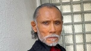 まるで“火の鳥”！？片岡鶴太郎 フェザー付きドレスシャツ姿を披露！圧倒的なオーラを放つダンディな着こなしに「オシャレ」