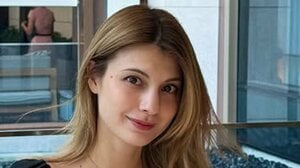 「魅力的な美脚美女」マギー エレガントなミニ丈黒ドレスで美脚＆美デコルテ披露！バンコクの高級ホテルを満喫ショット