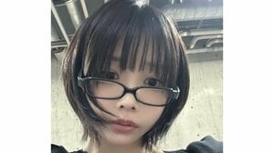 あのちゃん 統一感のあるオールブラックコーデで片足をぴょん！こちらを見下ろした雰囲気のある1枚やどアップの自撮りショットを公開