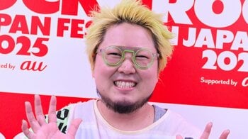 「髪も光るのね」こっちのけんと 暗闇で“発光しすぎ”な姿を公開！？ステージ裏でのオフショットに「見つけやすい(笑)」と反響