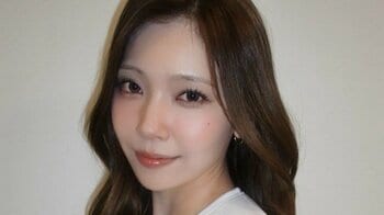 「笑顔国宝級すぎる」NiziU・MAYUKA へそピきらめくユニフォーム姿を披露！セレモニアルピッチのオフショット「ヘソだしは無敵」