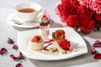 【母の日ギフトにぴったりな特典付き】ランチとしても楽しめるスペシャルメインディッシュ付き母の日アフタヌーンティー | 沖縄・ラグナガーデンホテル