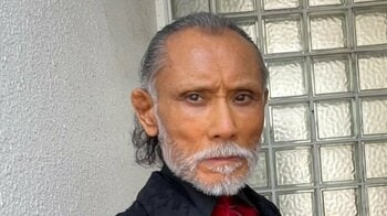 まるで“火の鳥”！？片岡鶴太郎 フェザー付きドレスシャツ姿を披露！圧倒的なオーラを放つダンディな着こなしに「オシャレ」