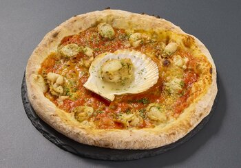 本厚木 サンクトガーレン タップルーム、“自分でかけて楽しむ”冬の新メニュー2種が登場。ホタテのダシをかけるピザと、小麦のワインのアフォガード