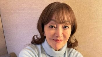 岩崎宏美 広々自宅の高級感ある家具や装飾を披露！アンティークな雰囲気のライトや愛犬への愛情感じる置物の数々に「すてきな写真」