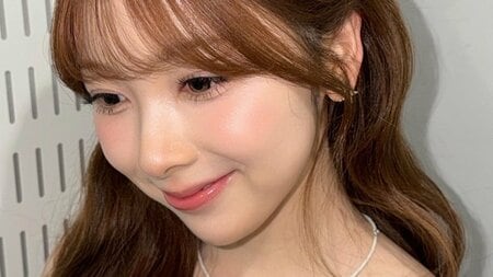 「めっちゃ見つめるじゃん」NiziU・MIIHI “ゼロ距離視線”のオフショットに歓喜！デコルテ見せのブラウン衣装姿を披露「天使っておるんや♡」