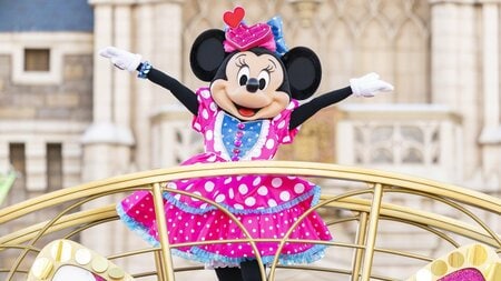 ミニーにメロメロ！ピンクコーデのパレードやハート型フードを実食 ディズニー・パルパルーザ「ミニーのファンダーランド」