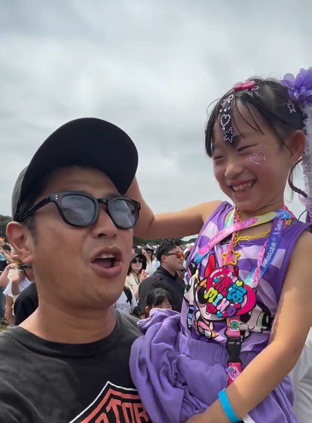 【画像17枚】パンサー尾形 仲睦まじい小学2年の娘との夏休みの思い出を見る