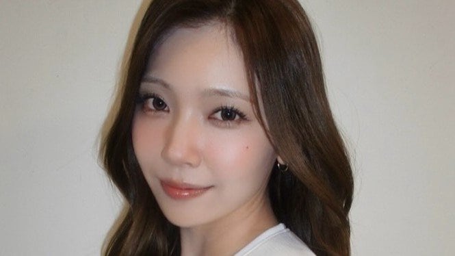 「笑顔国宝級すぎる」NiziU・MAYUKA へそピきらめくユニフォーム姿を披露！セレモニアルピッチのオフショット「ヘソだしは無敵」