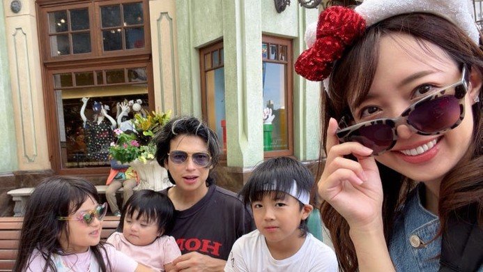 川崎希 家族で3日連続USJ満喫ショット公開！ショーにご満悦な1歳次女の愛らしい笑顔やキティグッズ身につけた5歳長女など幸せあふれる様子を披露