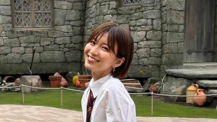 「雑誌の撮影みたい」岡崎紗絵 制服×メガネの新鮮スタイルでハリー・ポッターの世界観満喫！念願のスタジオツアーで大喜びな姿に「生徒にしか見えない」