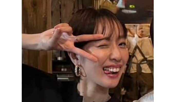 戸田恵梨香 共演中“パイセン”とのギャルなショット公開！舌ペロウインク＆ダブルピースなど満面の笑みを浮かべた仲良しな姿を披露