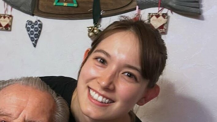 トラウデン直美 98歳ドイツの祖父と2ショット公開！家族と約10年ぶり冬のドイツに「ただいま〜って気持ち」