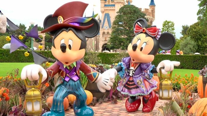 ディズニーハロウィン 新たなフォトスポットが登場！ミッキーがミニーをエスコートする装飾＆パンプキン尽くしの限定フードを全力取材