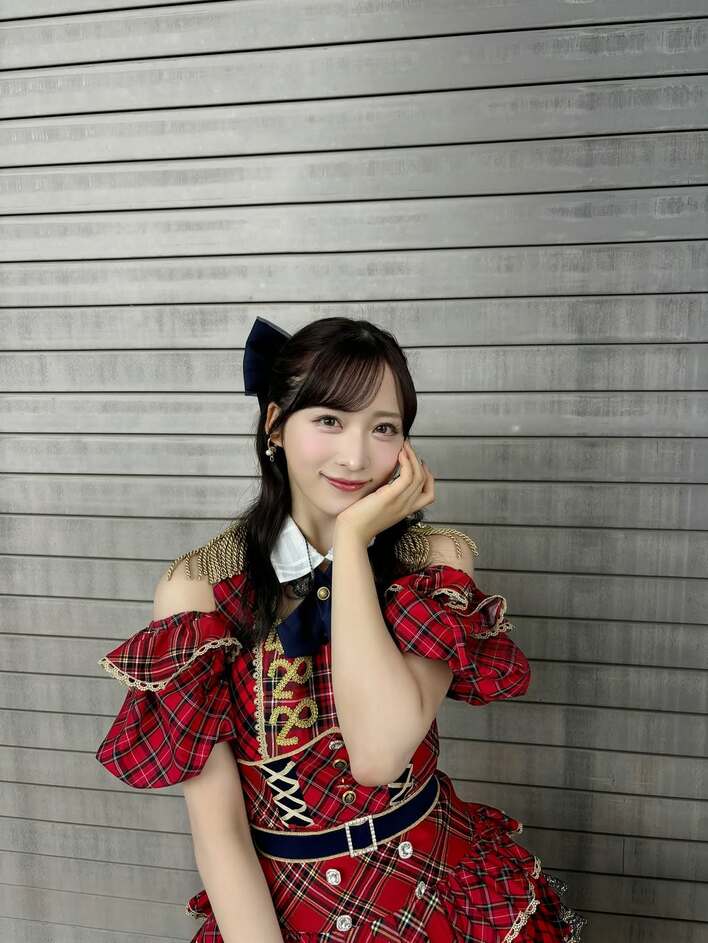 美女神すぎる」小栗有以 新衣装はAKB48王道 赤チェックのミニスカ衣装