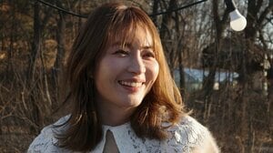 新山千春 書道での力強い“美文字”を披露！背筋伸ばし真剣な眼差しで一文字一文字向き合う風景に「素敵」「綺麗な字」と反響