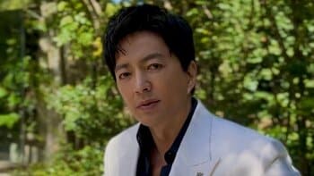 「白馬の王子様？」大沢たかお 第二ボタン開け胸元チラリ！黒シャツ×白スーツ姿でほほ笑む様子にファンメロメロ 「大人の色気にやられました」