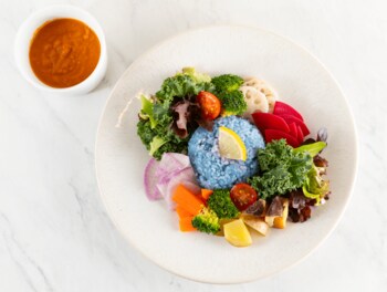 【シナグロ ORGANIC SALAD&CAFE そごう大宮】そごう大宮生誕39周年を記念して、3月9日より花をモチーフにしたベジタブルカレーやミモザモチーフのスイーツなど春らしい限定メニューが登場。