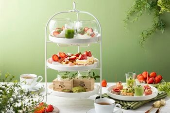 苺大福に濃厚な抹茶をかけたアフォガート仕立てで。地上150mの絶景で新緑の美食を楽しむ「ストロベリー＆抹茶アフタヌーンティー」を2026年4月1日(水)より期間限定で提供開始