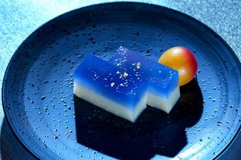 梅酒カクテル専門店「The CHOYA（ザ チョーヤ）銀座BAR」星舞う夜空と満月を桃アールグレイの羊羹と完熟梅のコンポートで表現した「梅桃乃羊羹 星空と月あかり」を発売！