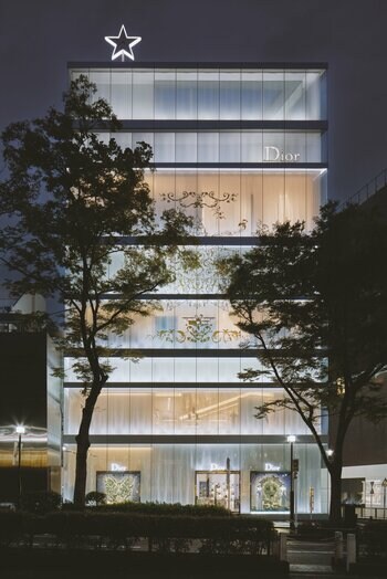 【DIOR】世界中のブティックとポップアップに施された魅惑的な装飾