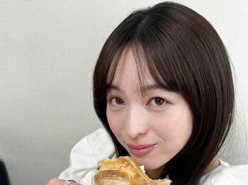「上目遣いえぐい」清野菜名 “あざとモグモグ”姿公開！口にクリームつけたショットに「待ち受けにしました！」